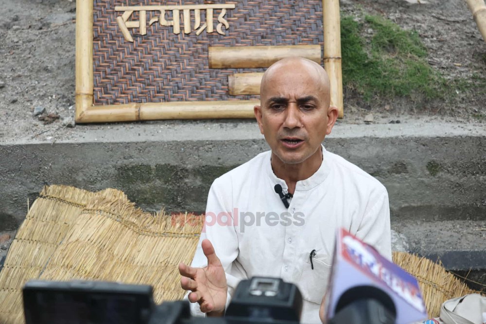 रुपाकोटका मेयरको कपाल मुण्डन गरेर माइतीघरमा सत्याग्रह
