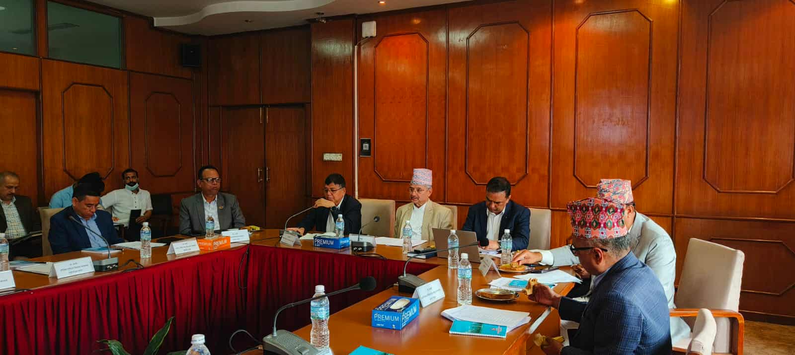असोजदेखि सवारीसाधनमा इम्बोस्ड नम्बर अनिवार्य, भदौभित्र ड्राइभिङ लाइसेन्स छपाइ सुरु गर्न निर्देशन