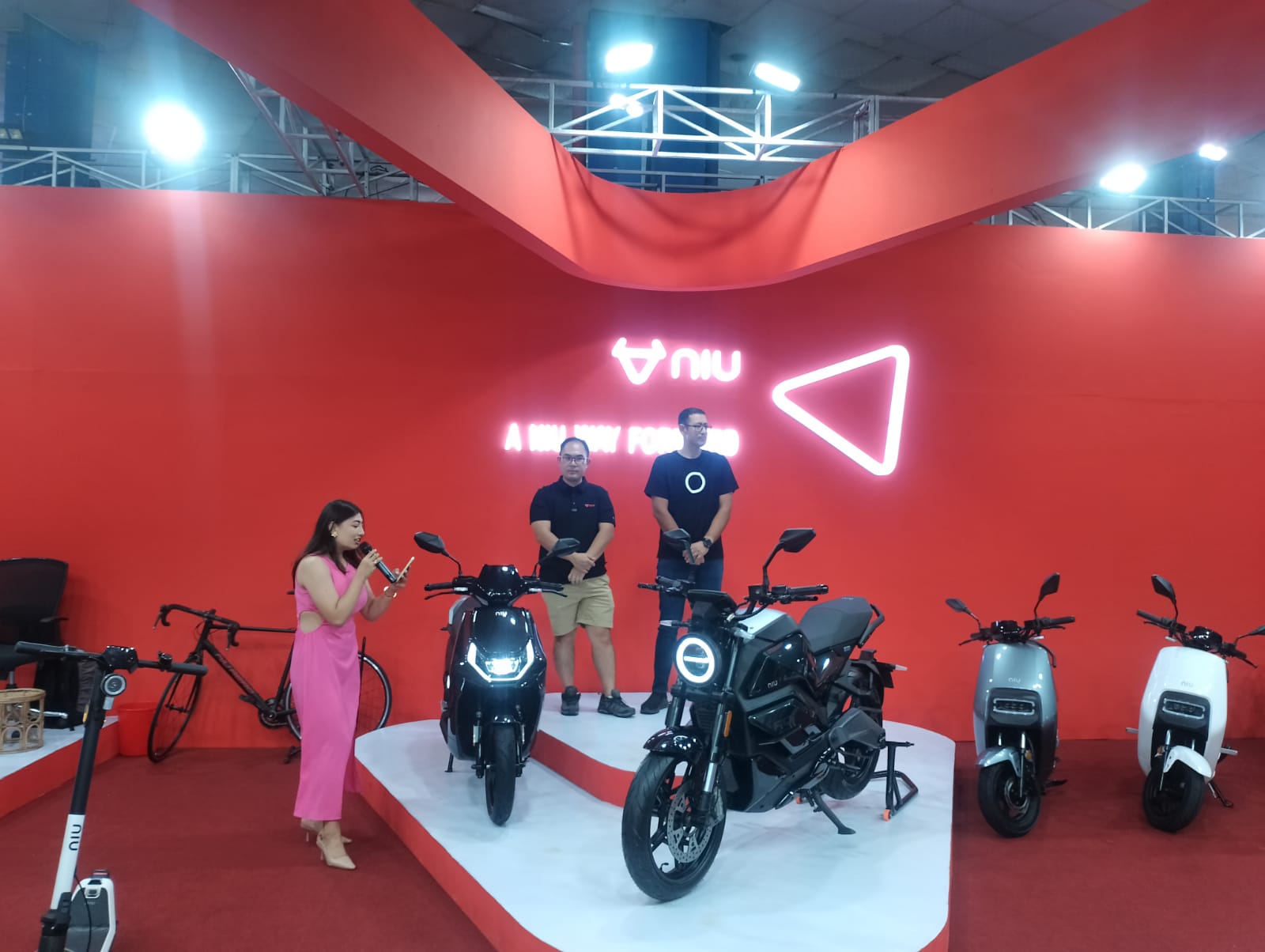 नीउद्वारा विद्युतीय मोटरसाइकल र स्कुटर सार्वजनिक