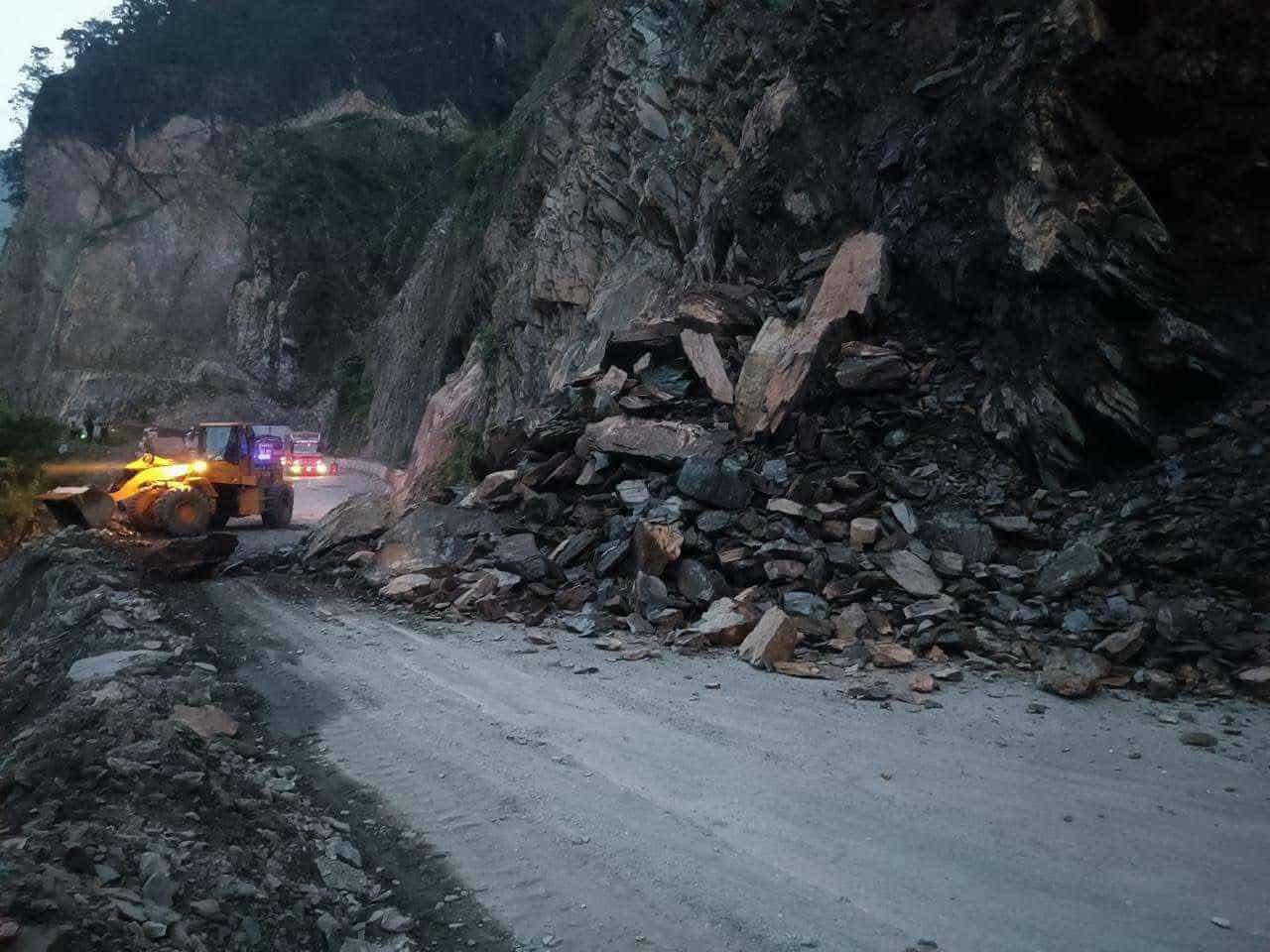 तुइनखोलामा सुख्खा पहिरो खस्दा नारायणगढ मुग्लिन सडक अवरुद्ध