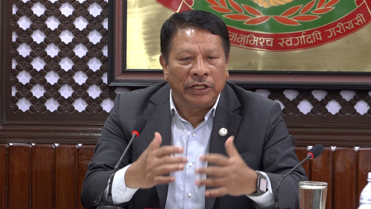 उपप्रधानमन्त्री सिंह कर्मचारीहरुको कार्यशैलीप्रति रुष्ट