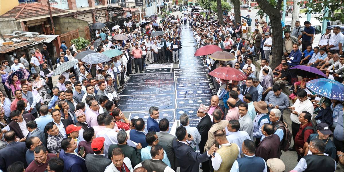 सिंहदरबारमा शिक्षा विधेयक पारित गर्न संसदीय दलको बैठक चलिरहँदा निजी विद्यालयका सञ्चालक सडकमा