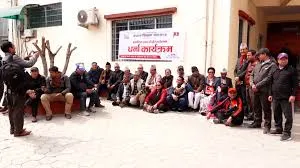 शिक्षक महासंघले एमाले कार्यालयमा धर्ना दिई ध्यानाकर्षणपत्रसमेत बुझायाे