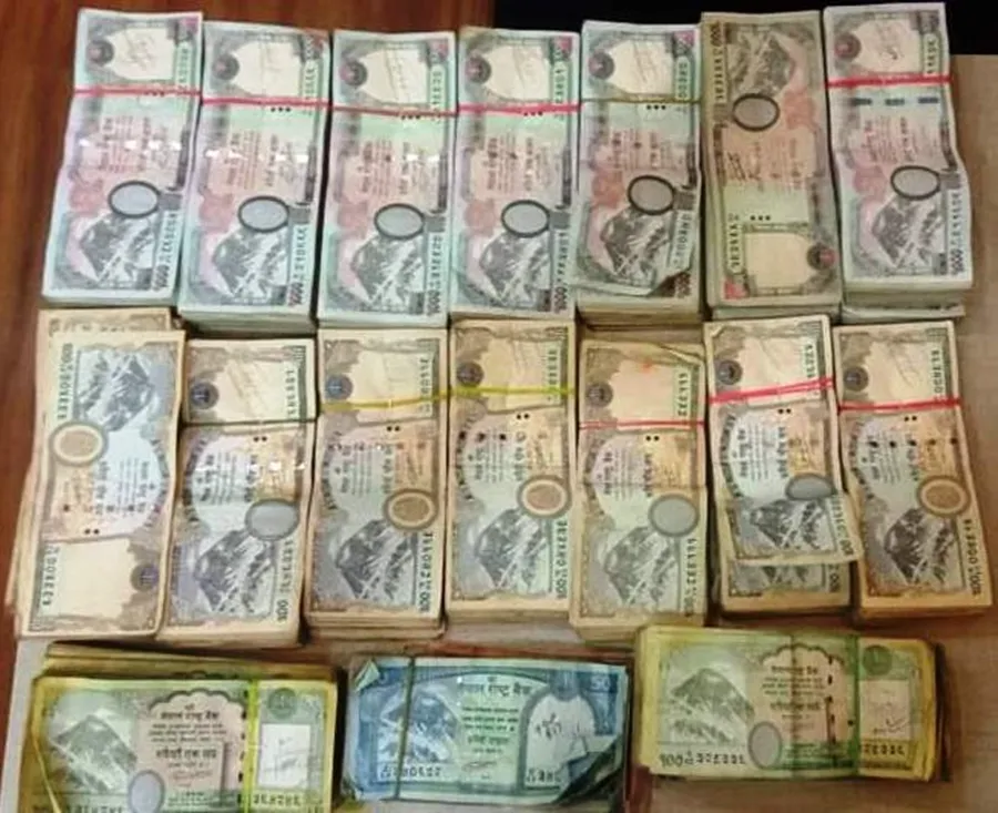 गोंगबुको एक घरमा प्रहरीको छापा, साढे ३ करोड नगद र  सुन बरामद