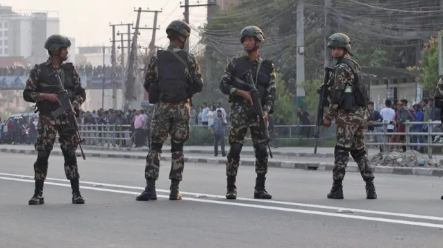 सडकमा सेना, विना काम घरबाहिर ननिस्कन आग्रह