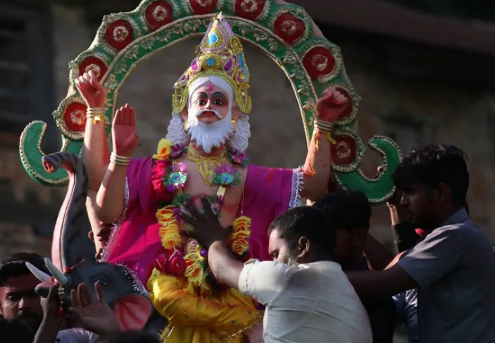 आज विश्वकर्मा पूजा : आफ्नो सवारीसाधन पूजा गर्दै श्रद्धालु
