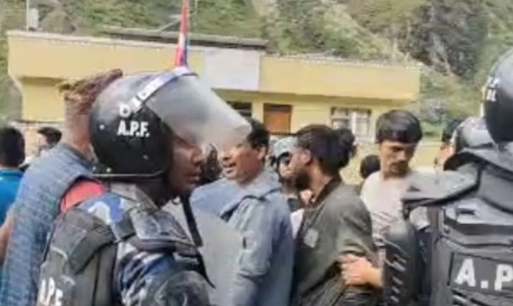 माथिल्लो भोटेकोशीको सेयर विवाद चर्किदा पालिका भवनमा तोडफोड