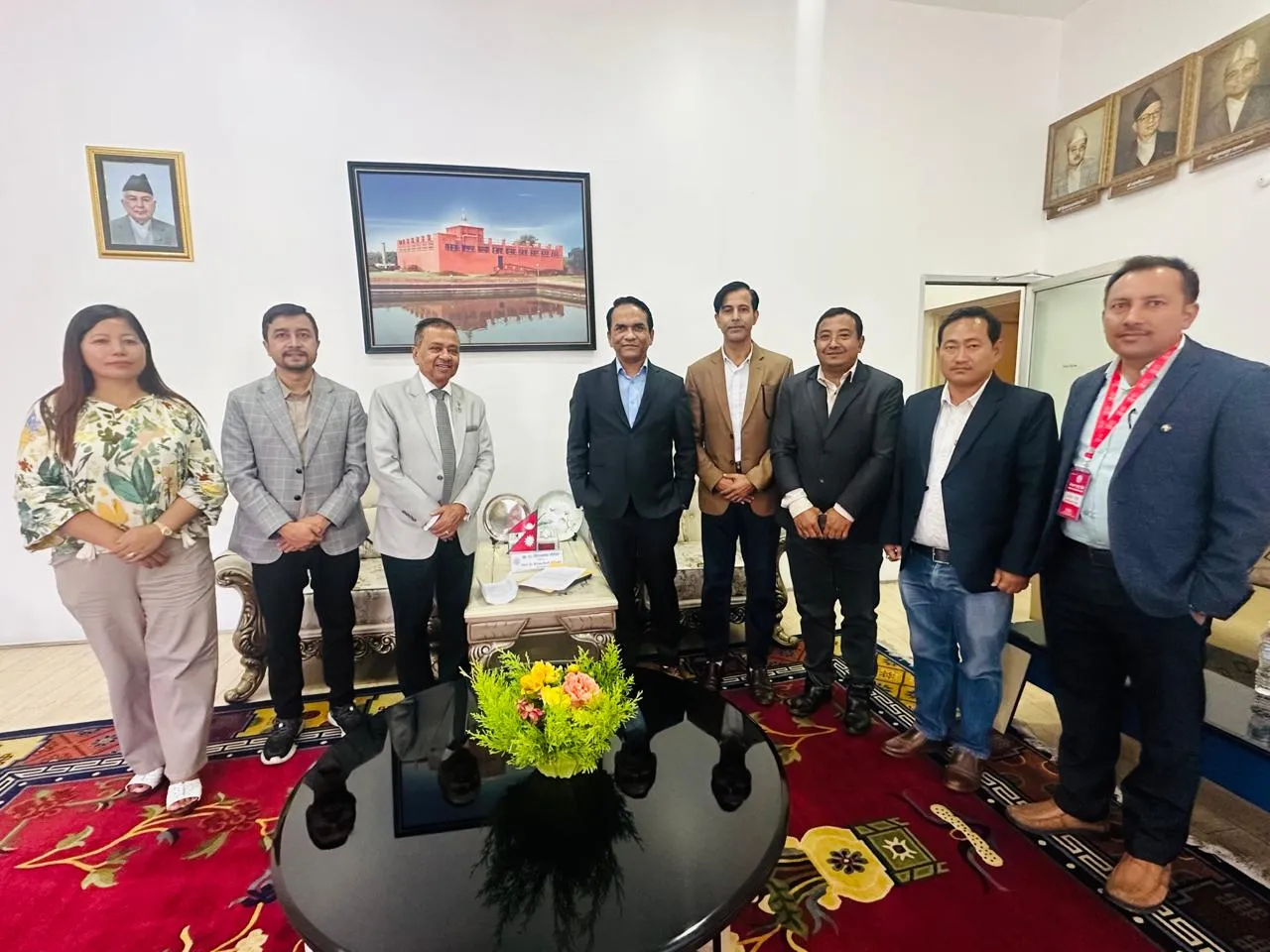 बैंकहरुलाई सेयर किनबेच गर्न दिनुपर्ने माग लिएर लगानीकर्ताले भेटे गभर्नर, लाभांसको सीमा हटाउन आग्रह