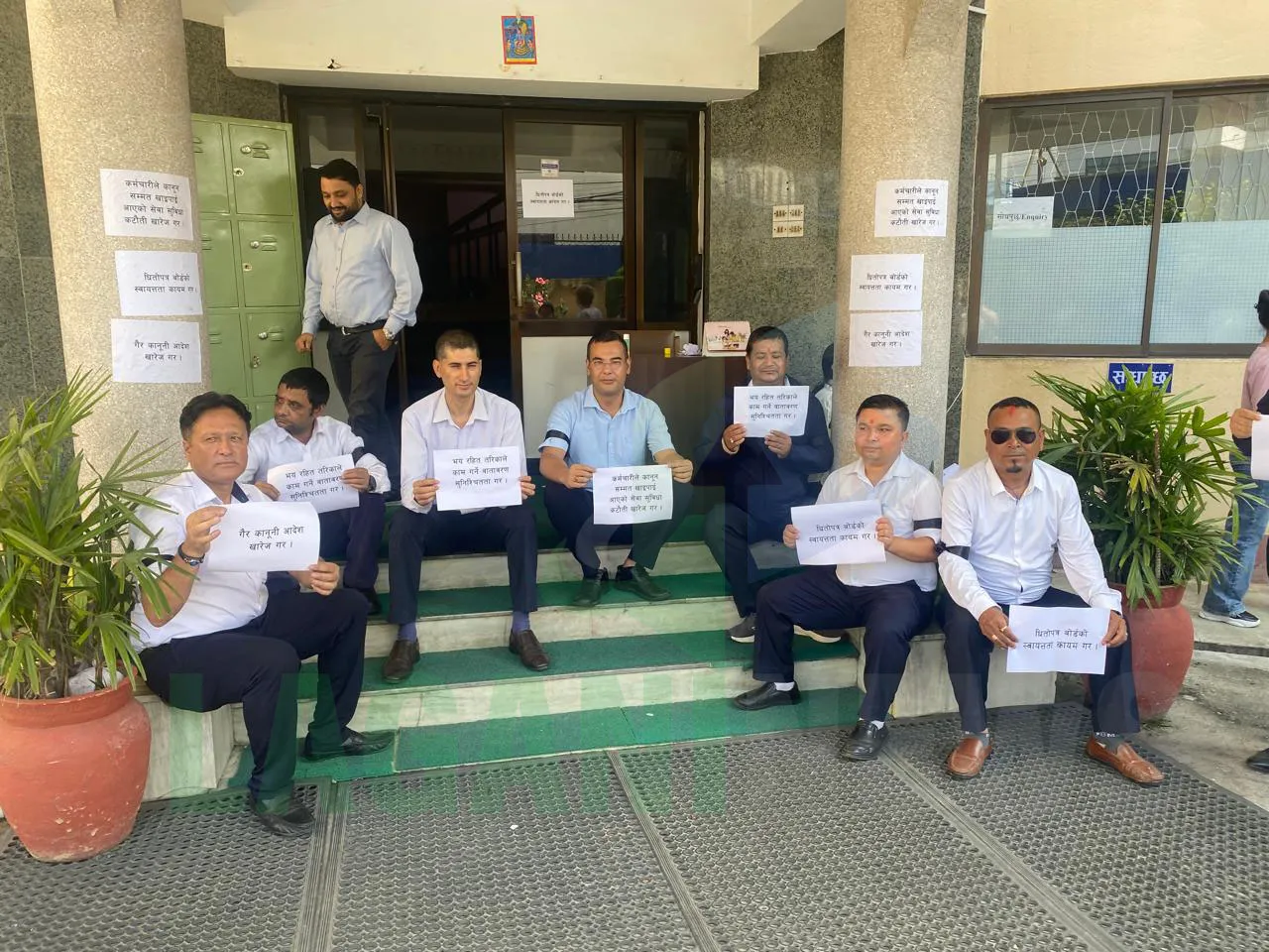 धितोपत्र बोर्ड र नेप्सेमा कर्मचारी आन्दोलन, कर्मचारी धर्नादेखी अध्यक्ष र सिइओ थुन्नेसम्म