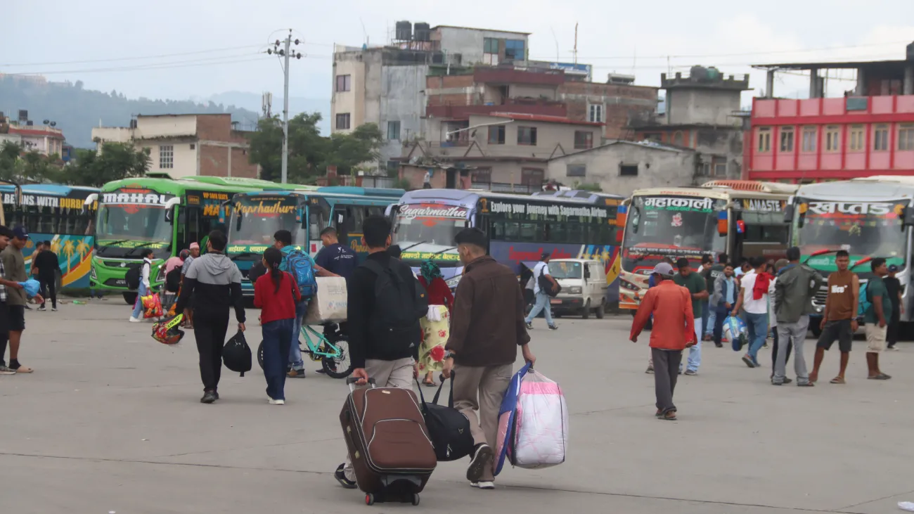 ठाउँठाउँमा बाटो अवरोधकाबीच घटस्थापना पछि १ लाख ३८ हजार यात्रुले छाडे काठमाडौं