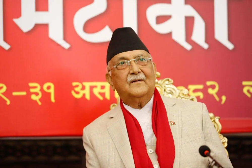 देश प्रतिक्रान्ति र बर्बादीतर्फ धकेलिएको छ, लोकतान्त्रिक विधिबाट रोक्नुपर्छ : ओली