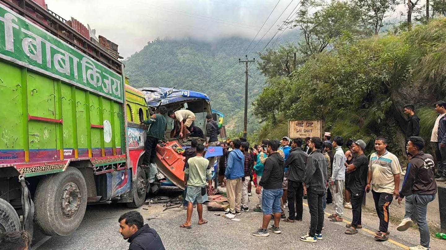 नारायणगढ-मुग्लिन सडकमा भयानक दुर्घटना, एकसाथ बस र ट्रकसहित ७ गाडी ठोक्किए