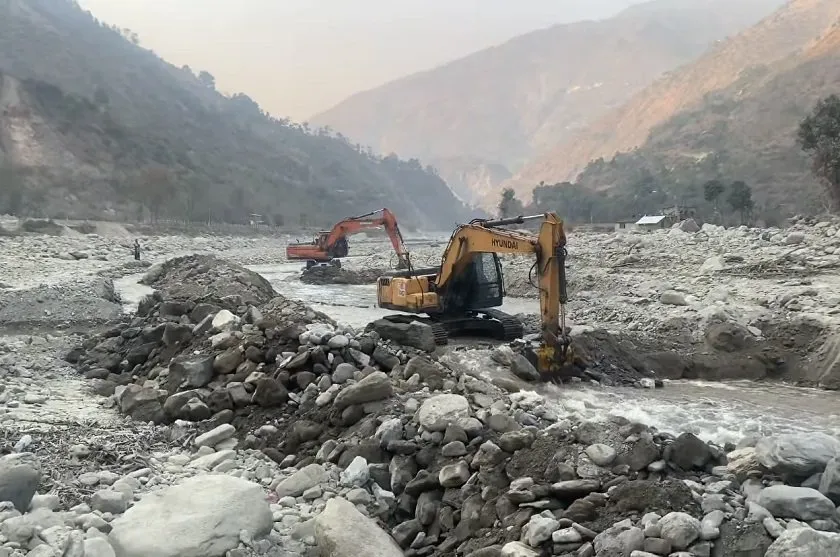 बीपी र मेची राजमार्ग, तमोर करिडोर,  मुग्लिन–नारायणगढलगायत धेरै सडकहरु बन्द