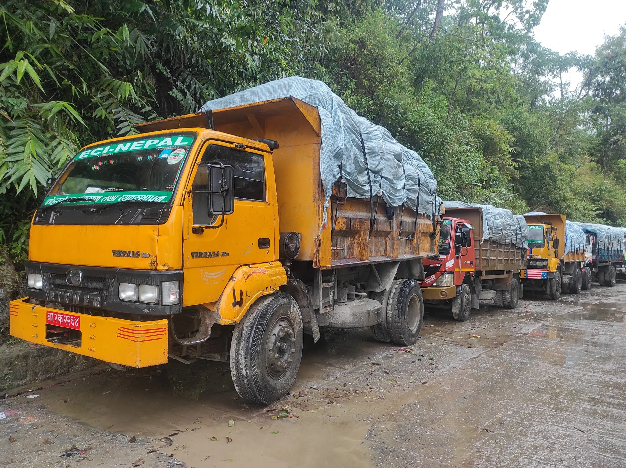काठमाडौं महानगरको फोहोर बोकेर बञ्चरेडाँडा गएका गाडी बाटोमै रोकिए