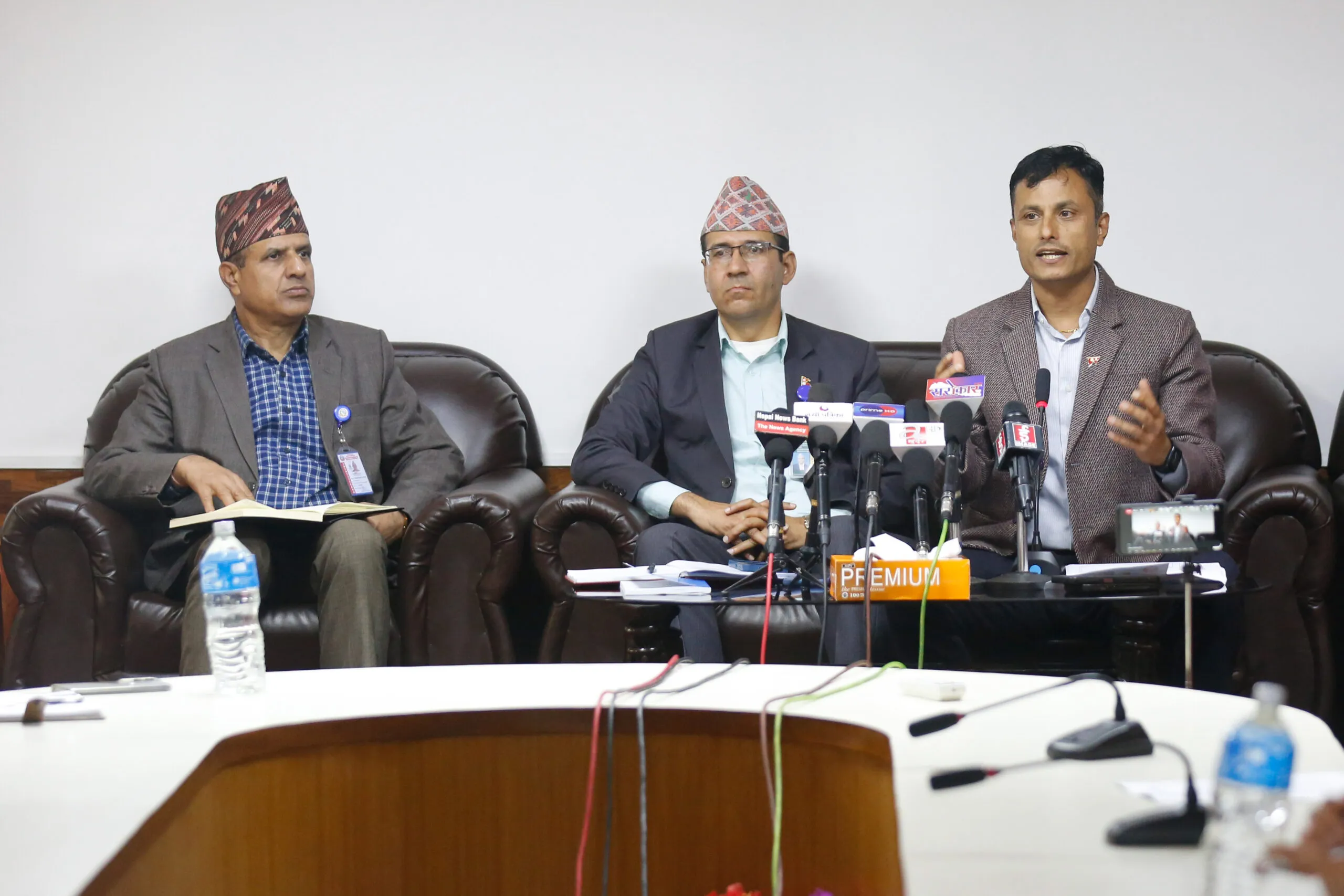 सरकारले गर्यो भिजिट भिसासम्बन्धी मापदण्ड परिमार्जन, डलर अनिवार्य प्रावधान हट्यो