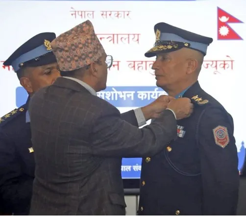दानबहादुरले आइजीपीको दज्र्यानी चिन्ह लिँदै भने, 'पारदर्शी र जवाफदेहिताका साथ जिम्मेवारी पूरा गर्छु'