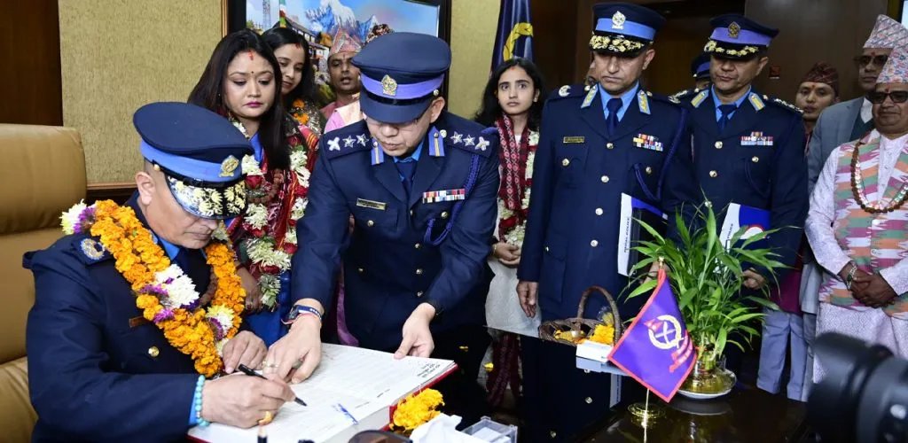 वरिष्ठ सईसम्मले २ लाख आकस्मिक कर्जा पाउने, आईजीपी कार्कीले गरे पहिलो हस्ताक्षर