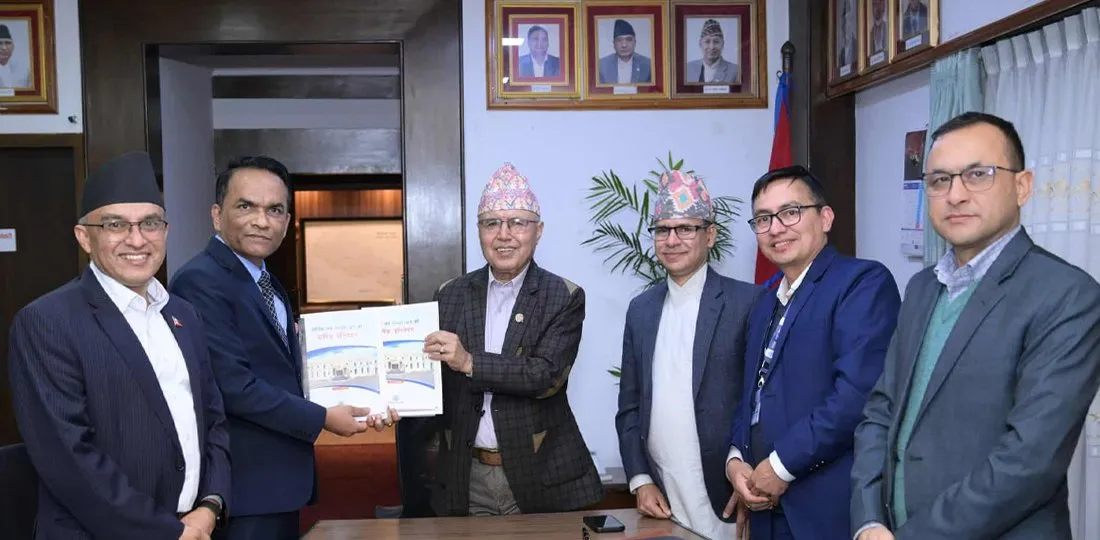 गभर्नर पौडेलद्वारा अर्थमन्त्री खनालसमक्ष वार्षिक प्रतिवेदन पेस