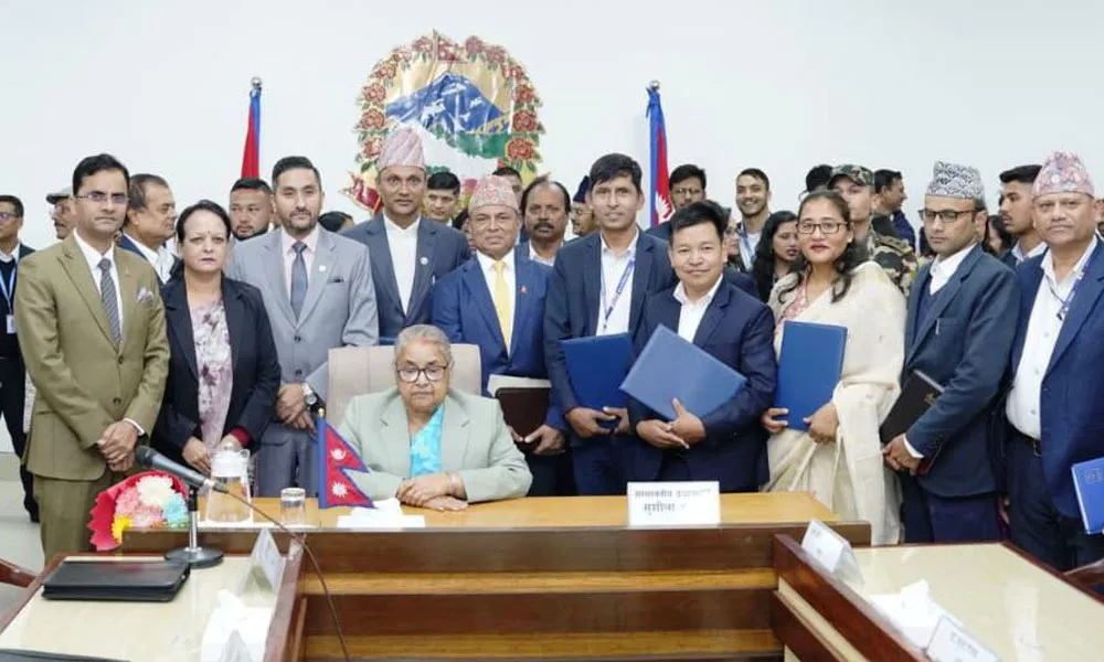 सरकारी सञ्चारमाध्यम सामाजिक सुरक्षा कोषमा आबद्ध, प्रधानमन्त्री कार्कीलाई साक्षी राखेर गरे सम्झौता