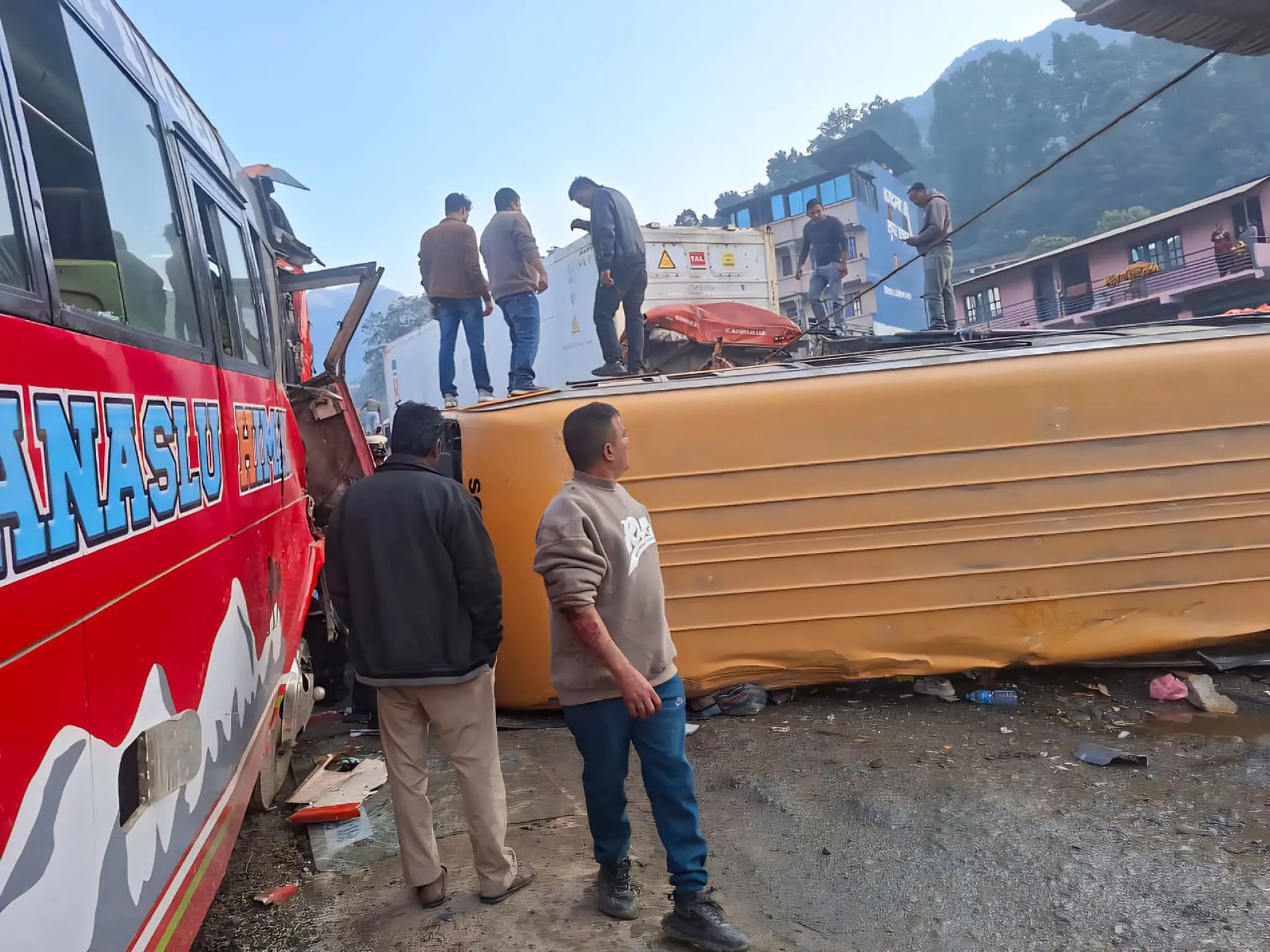 धादिङको चालिसेमा सात वटा सवारी साधन एक आपसमा ठोक्किए
