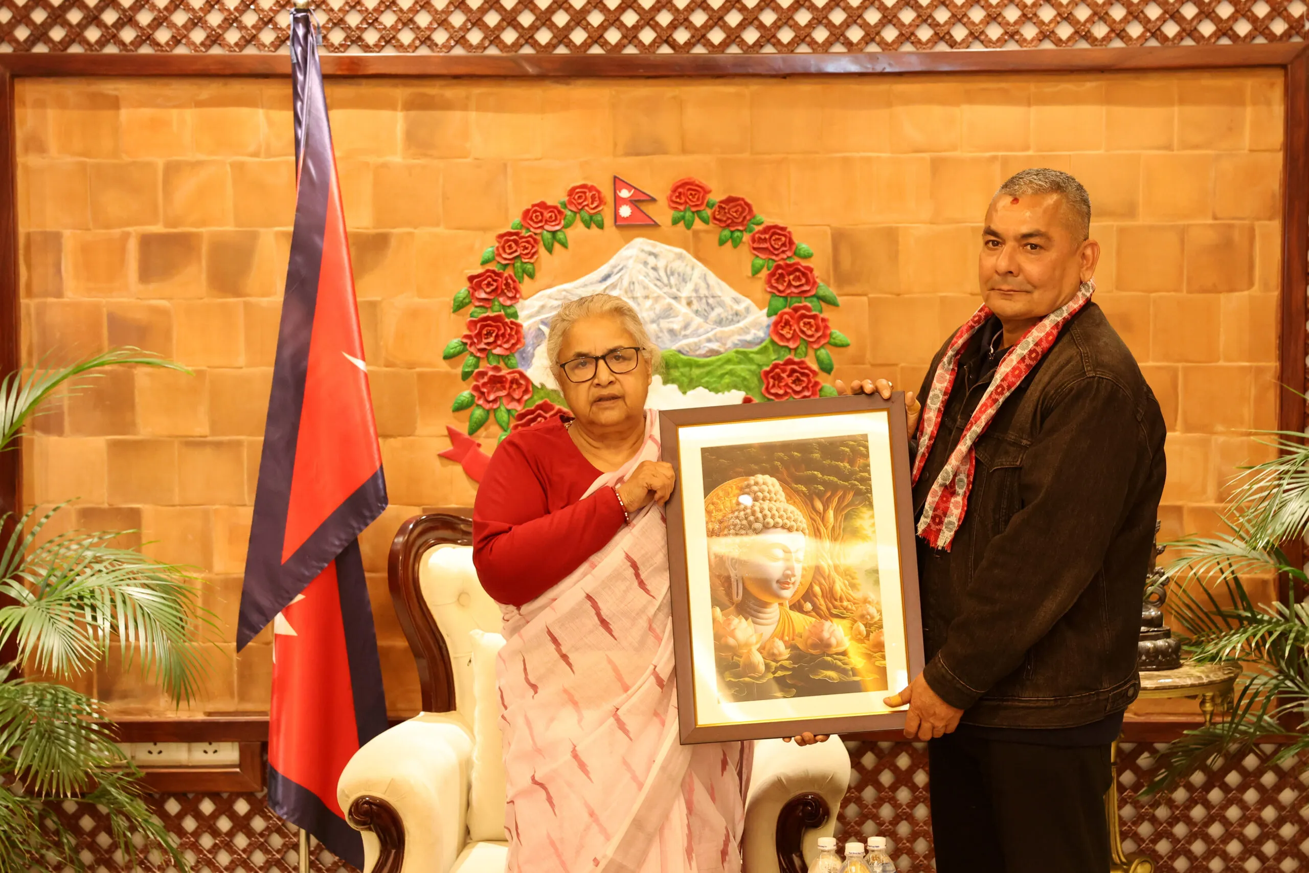 प्रधानमन्त्री कार्कीले दुर्गा प्रसाईलाई दिइन् गौतम बुद्धको चित्र, भनिन् – शान्ति स्थापनाको बाटो निर्वाचन हो