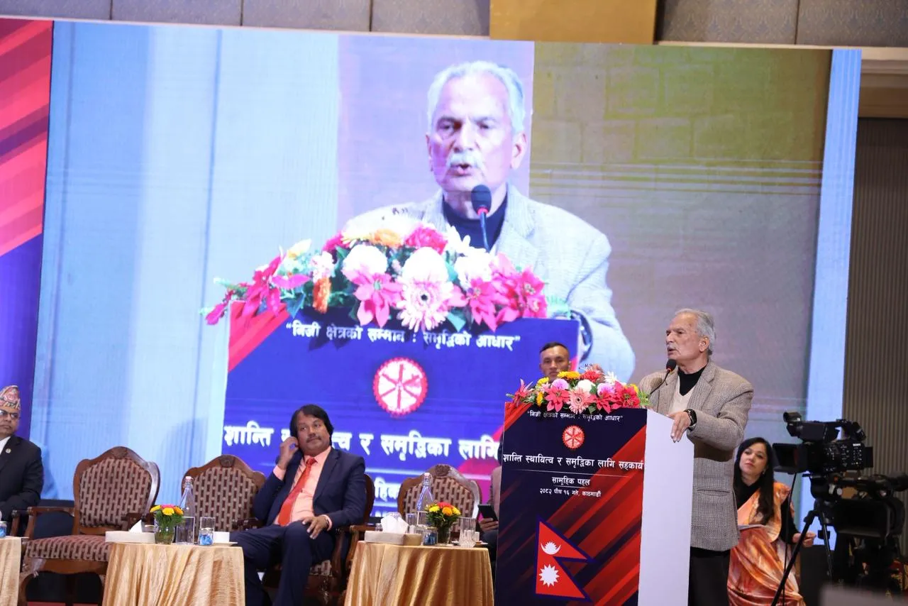 पूर्वप्रधानमन्त्री भट्टराईको प्रश्न: सम्पत्तिमा कलम र मोबाइल देखाउने, आलिसान महल र चिल्ला गाडी चढ्ने पैसा कहाँबाट आउँछ ?