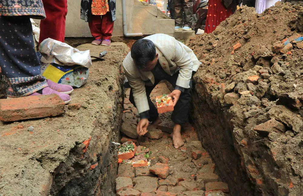 १५१ वर्ष पुरानो 'ढोका छेँ' पुननिर्माण सुरु