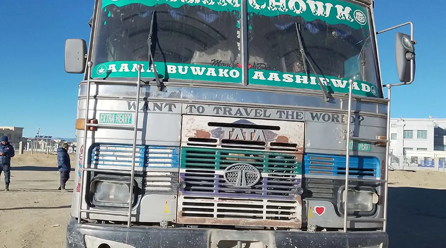 लोमान्थाङबाट २ करोड बढीको भेप बोकेको कन्टेनरसहित चालक नियन्त्रणमा