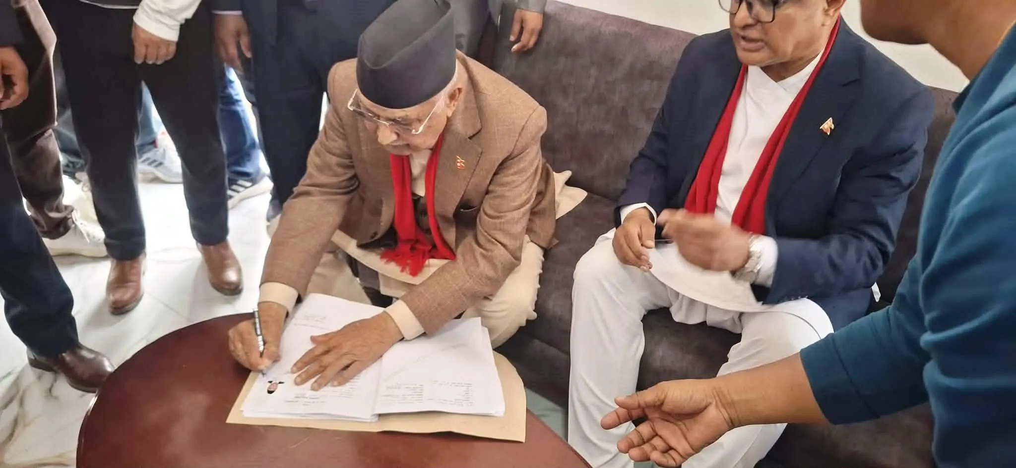 एमाले अध्यक्ष ओलीले गराए झापा-५ बाट उम्मेदवारी दर्ता