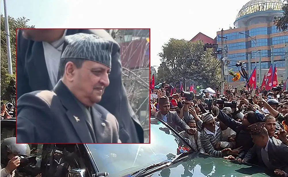 पूर्वराजा ज्ञानेन्द्र शाहको काठमाडौँ विमानस्थल बाहिर भव्य स्वागत