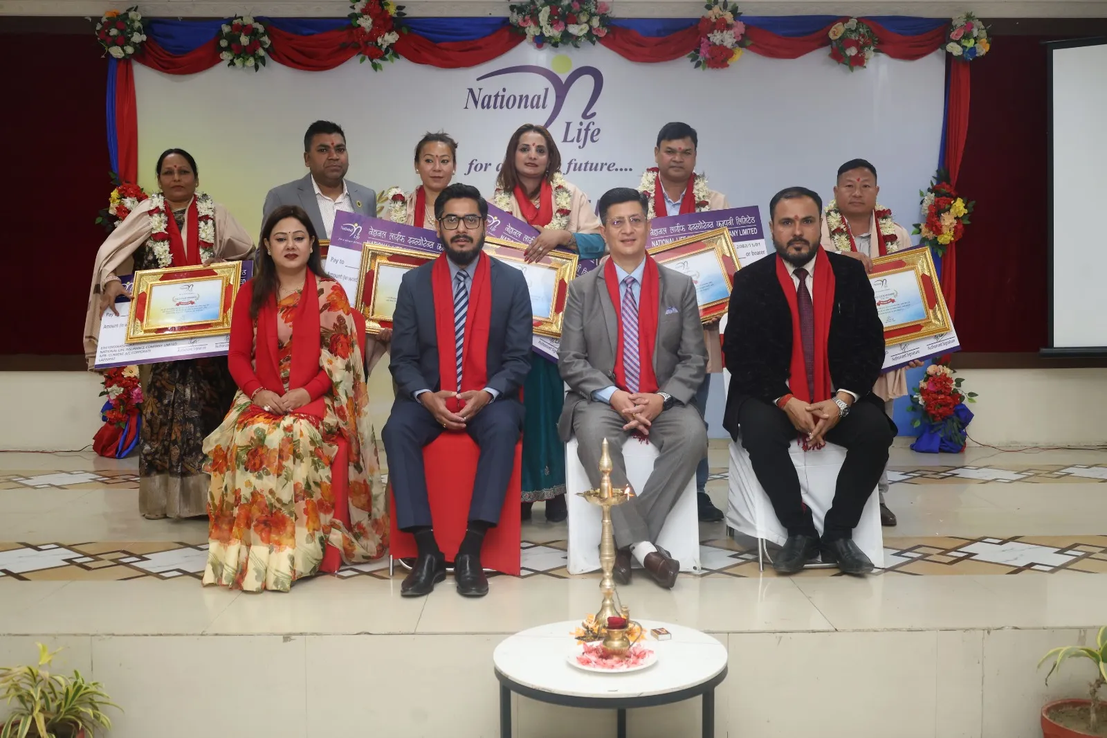नेशनल लाईफले गर्यो मधेश प्रदेशका अभिकर्तालाई सम्मान, कम्पनीको लोगो अंकित चाँदीको मेडल र प्रमाणपत्र बितरण