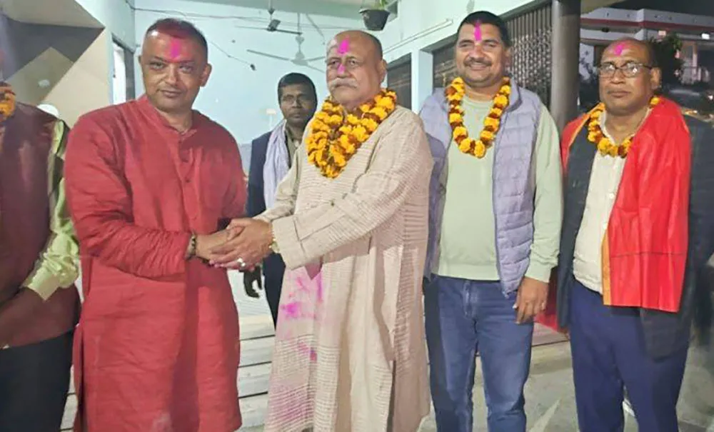 सर्लाहीको बलरा नगरका पूर्वमेयर अभयकुमार सिंह कांग्रेस प्रवेश