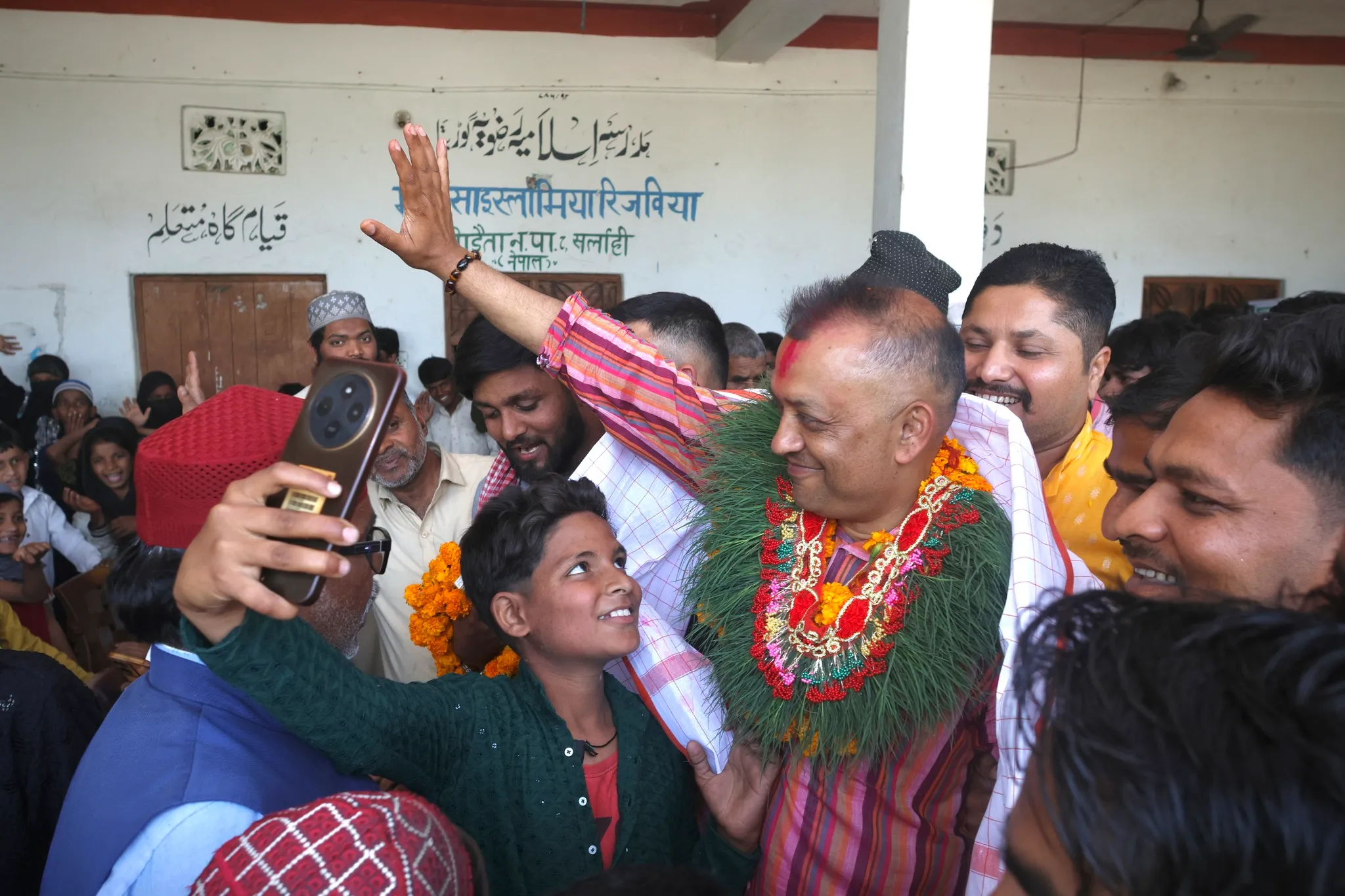 ठेकेदारलाई रुखमा बाँधेर सडक बन्दैन, ४१ वटा कानुन सुधार्नुपर्छः कांग्रेस सभापति थापा