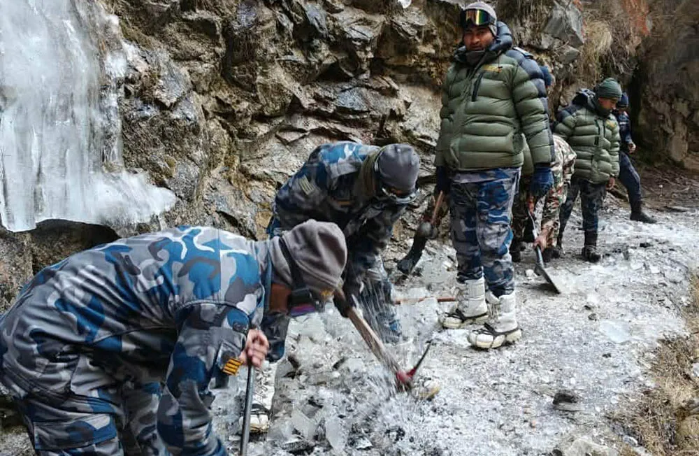 मनाङको नार्पाभूमीका सडक पाँच दिनपछि सञ्चालनमा