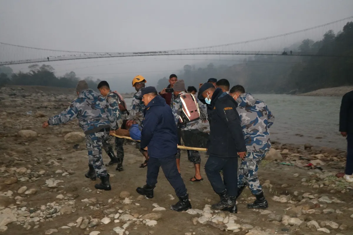 धादिङ दुर्घटना : बसभित्र च्यापिएका घाइतेको ५ घण्टापछि जीवितै उद्धार