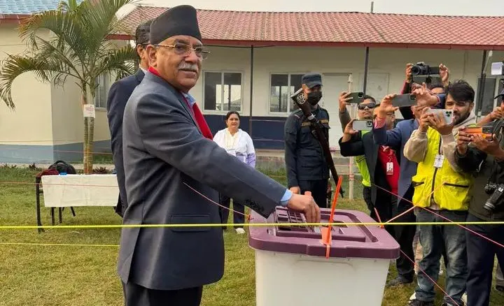 प्रचण्डले चितवनबाट गरे मतदान
