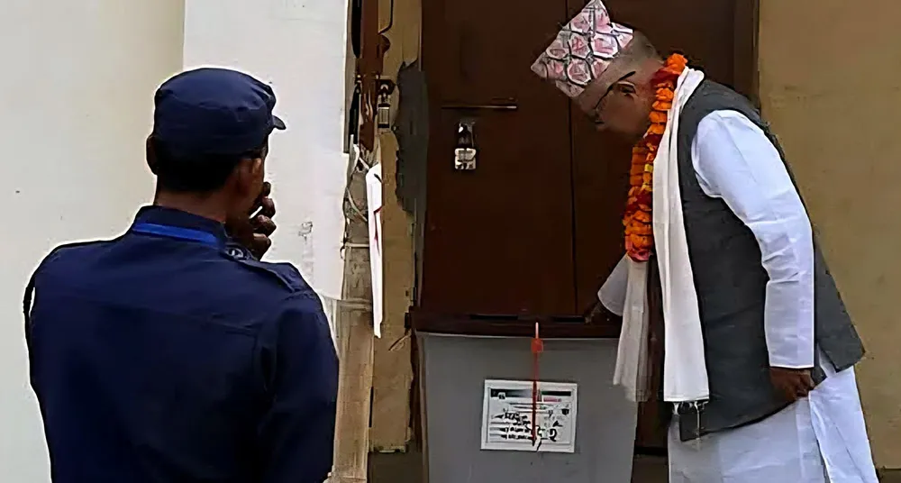 माधव नेपालले गरे रौतहटबाट मतदान