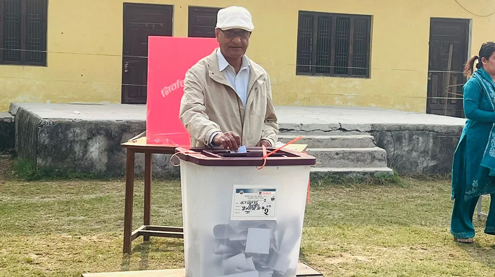 काँग्रेस नेता रमेश लेखकले गरे मतदान