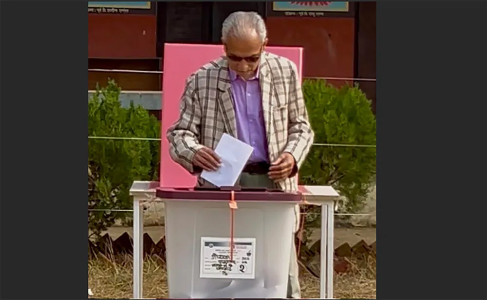 डा. बाबुराम भट्टराईले गोरखाबाट गरे मतदान
