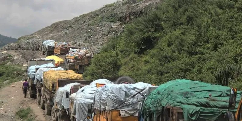 सहमति कार्यान्वयन नभएको भन्दै बञ्चरेडाँडामा अवरोध, फोहोर बोकेका गाडी फिर्ता