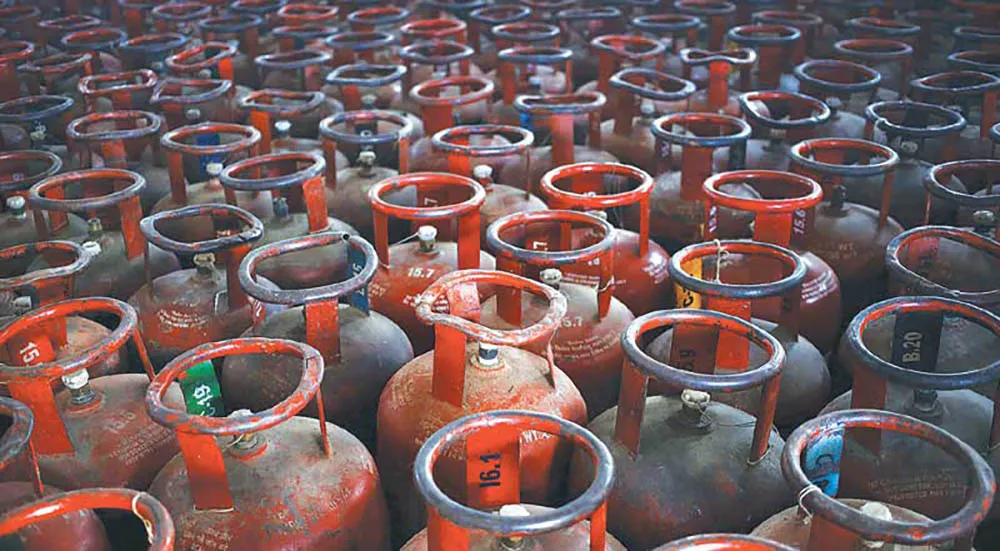 निगम भन्छ- ग्यास नियमित आइरहेको छ, बजारमा किन पाइदैन ?