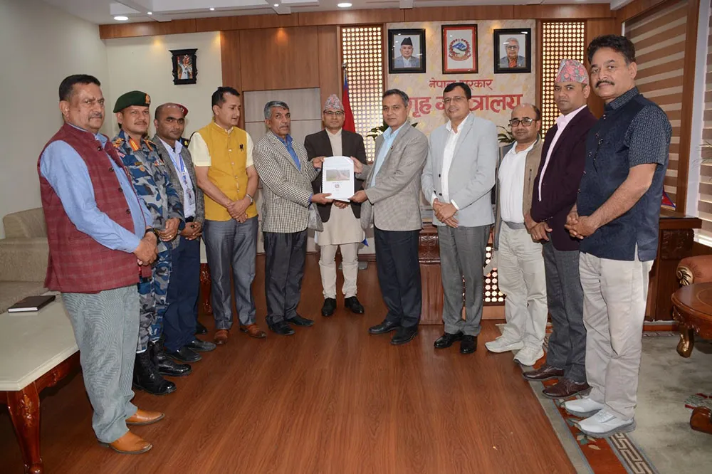 धादिङ बस दुर्घटनाबारे छानबिन गर्न गठित कार्यदलले गृहमन्त्री अर्याललाई बुझायो प्रतिवेदन