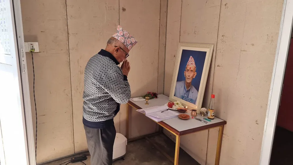 पितृशोकमा रहेका ओलीलाई भेट्न पुगे माधव नेपाल