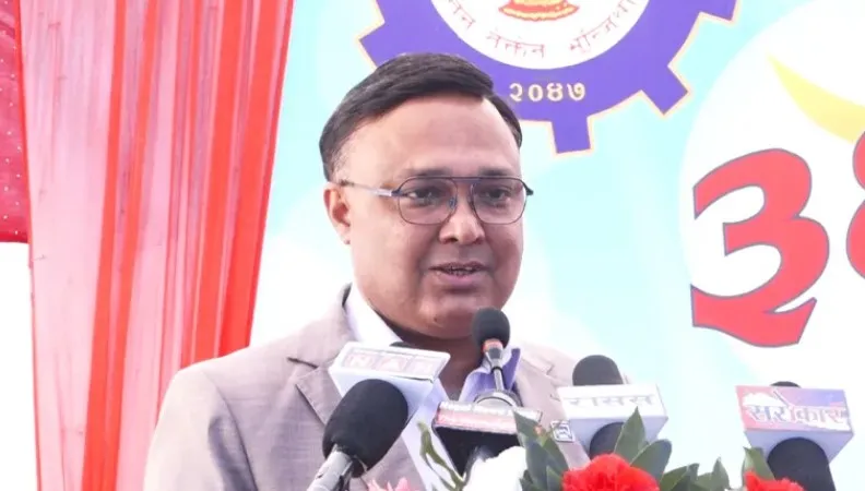 'बैंकको पैसा उठाउन जाँदा कालोमोसो दल्ने, जुत्ता माला लगाउने हर्कतले अर्थतन्त्रलाई राम्रो गर्दैन'