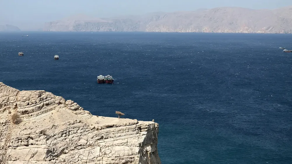 होर्मुजमा इरानले अमेरिकी जहाजलाई रोक्यो