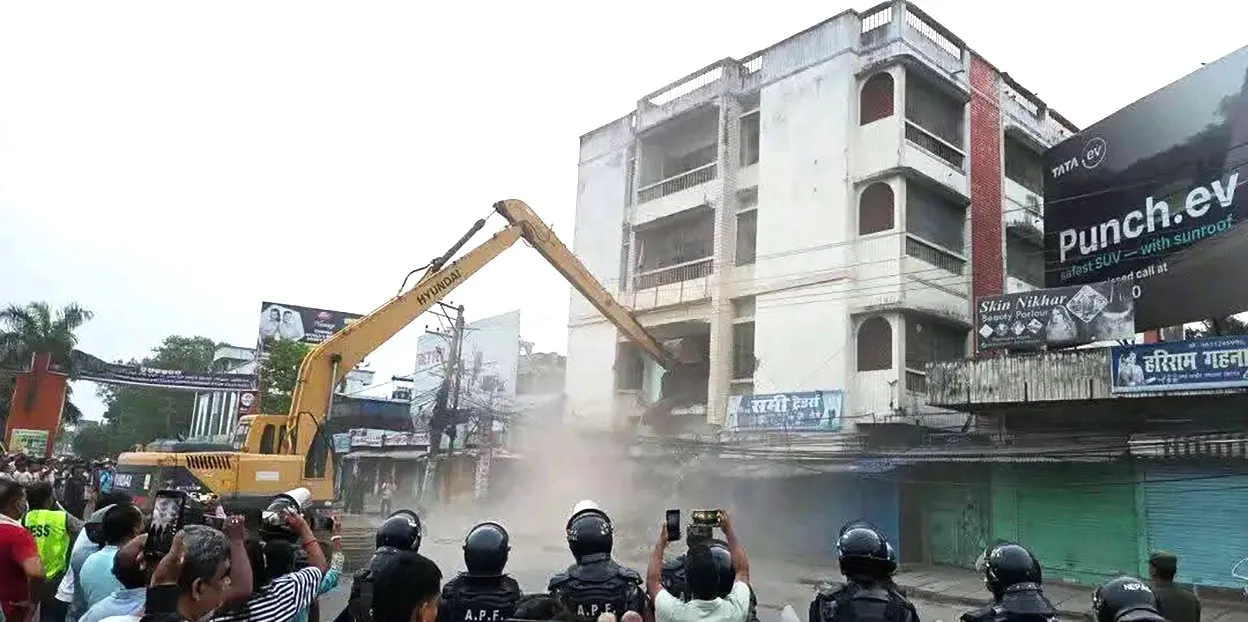 वीरगञ्जको मुख्य सडक विस्तार सुरु, भत्काइए सडकछेउका घरहरू