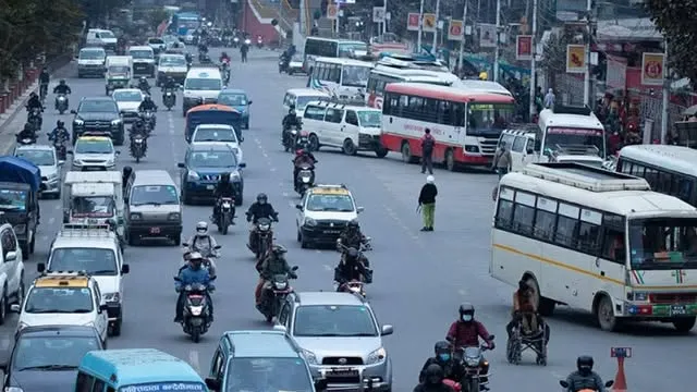 सार्वजनिक गाडीका यात्रुको गुनासो: 'दैनिक गुजारा कठिन भयो, अब हाम्रो आम्दानीले धान्न सक्दैन'