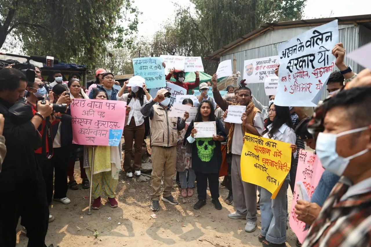 ‘डोजर आतंक बन्द गर’ भन्दै थापाथलीमा सुकुमवासीको सरकारविरुद्ध नाराबाजी