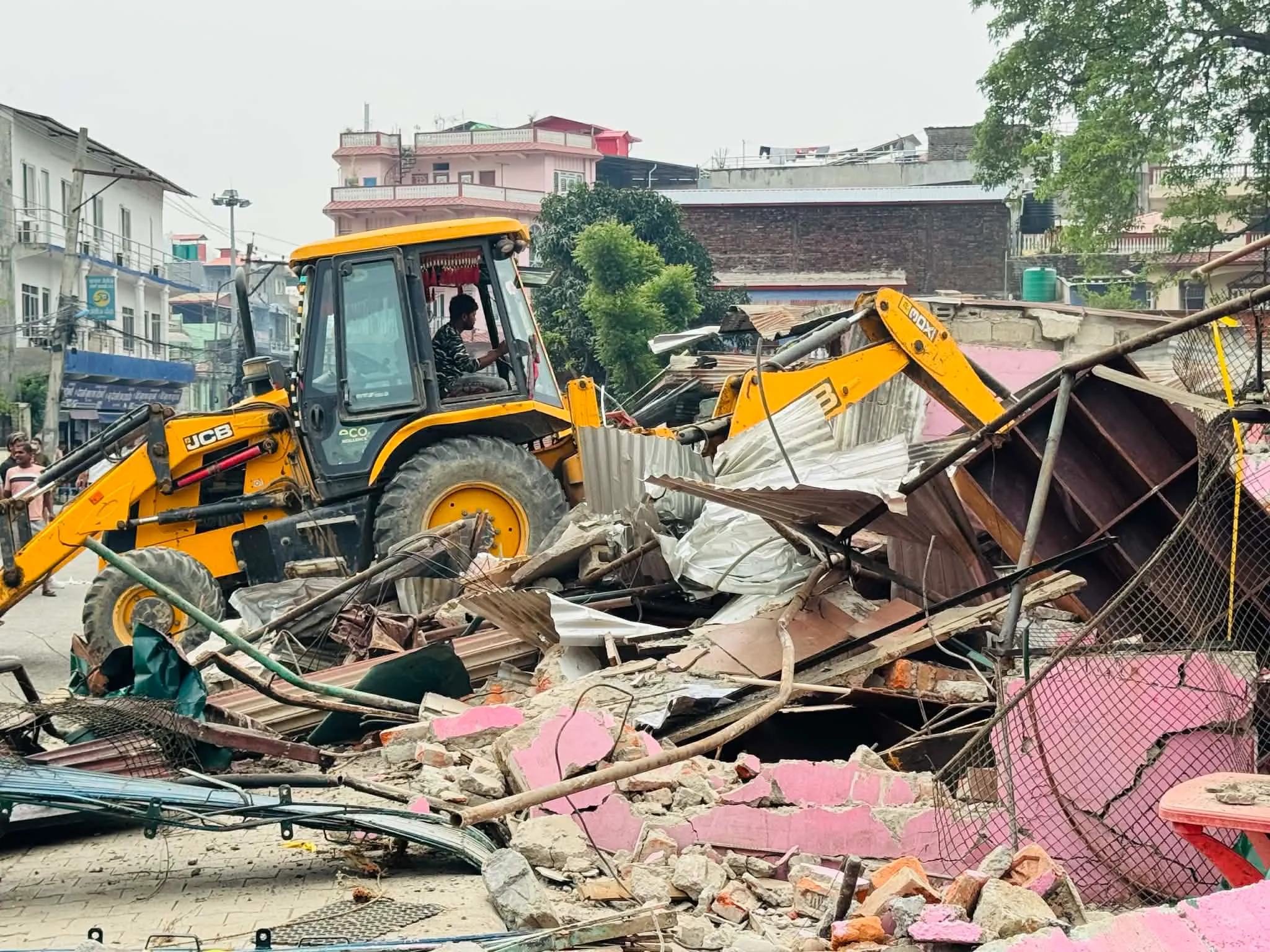 बुटवल अतिक्रमण गरी बनाइएका घर टहरा भत्काइयो