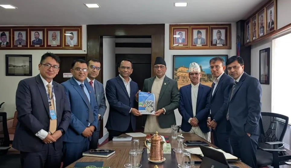 गभर्नरले बुझाए अर्थमन्त्रीसमक्ष पूर्ण बजेटकालीन समीक्ष प्रतिवेदन